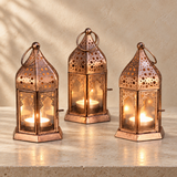 Fanous Al Andalus – lanternes orientales argentées sur table en bois au crépuscule