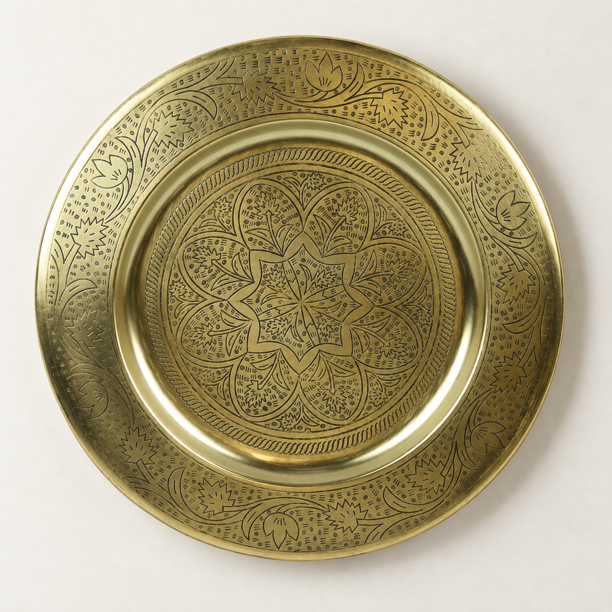 Plateau Alhambra oriental doré sur fond blanc – vue de dessus