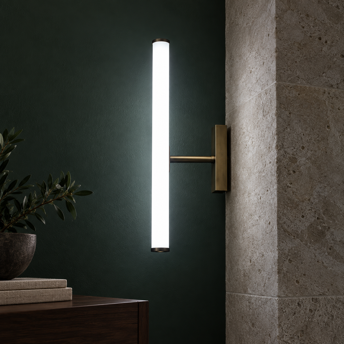 Applique Luna verticale lumière blanche sur mur vert – installation murale premium