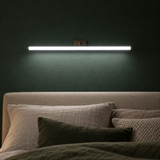 Applique Luna horizontale lumière chaude dorée au-dessus d'un buffet en bois