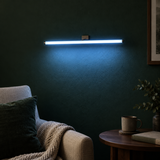 Applique Luna verticale lumière chaude avec orchidées blanches – décoration intérieure